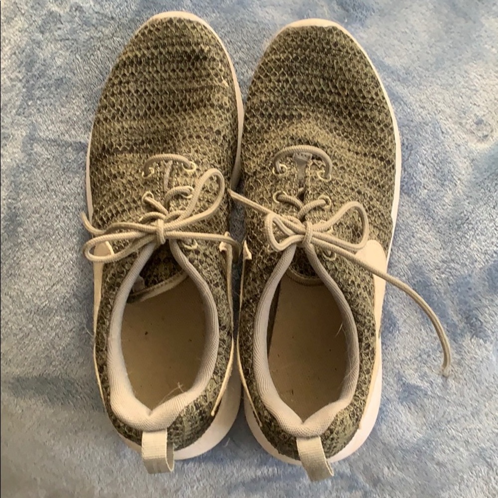 US size 7 Nike Roshes